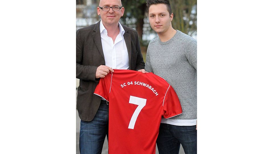 Am Rande der Futsal-Zwischenrunde präsentierte SC-04-Abteilungsleiter Norbert Hammer "Heimkehrer" Carmine de Biasi. Nicht im Bild, aber vorhanden: Das Schwabacher Trikot. (F.: Jainta)