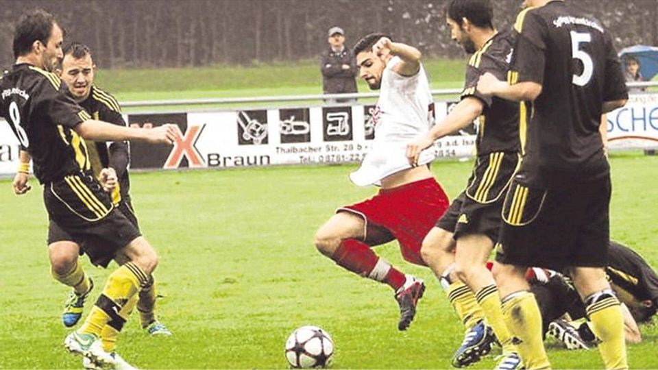 Dreierpack vom Feinsten. TSV-Stürmer Anil Micoogullari (am Ball) schoss den TSV Moosburg mit einem Hattrick zur 3:0-Pausenführung.