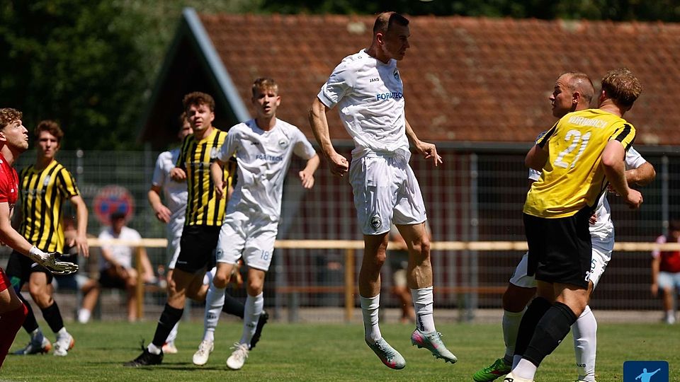 Im Hinspiel teilten sich der TSV Bogen (in weiß) und die DJK Vornbach die Punkte 