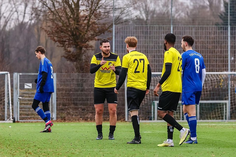 Chefanweiser auf und neben dem Platz: Spielertrainer Marc Koch  (gelb, v.l.) instruiert Andreas Hollerith und Ange Makangilu zur Verteidigung von Poings  Luca Lauri.