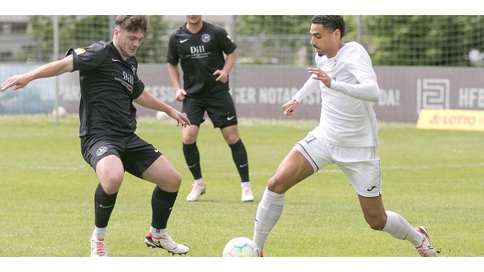 Schießt das 1:0 für den FC Gießen: Keanu Hagley (r.) in Aktion. Nächste Woche kann der Fußballer in die Regionalliga aufsteigen. © Harald Friedrich