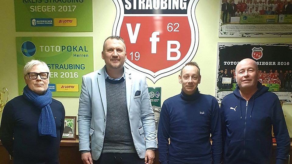 VfB-Geschäftsführer Reinhard Dorner (li.) und Vorstand Manfred Schötz (re.) mit den beiden neuen sportlichen Leitern Thomas Gabler (zweiter v. li.) und Andreas Schreiner 