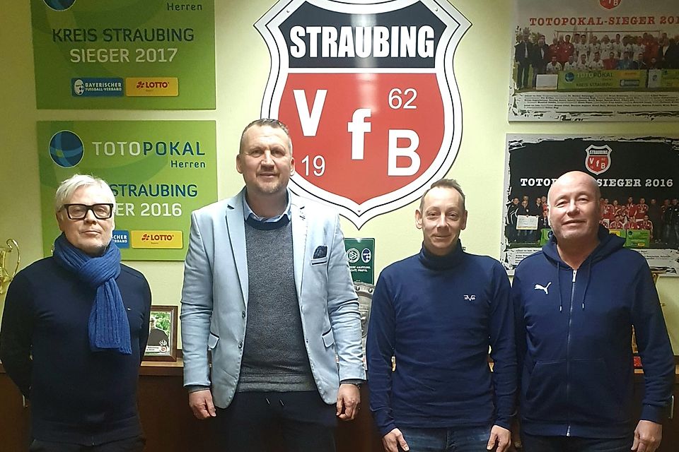 VfB-Geschäftsführer Reinhard Dorner (li.) und Vorstand Manfred Schötz (re.) mit den beiden neuen sportlichen Leitern Thomas Gabler (zweiter v. li.) und Andreas Schreiner 