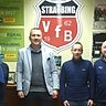 VfB-Geschäftsführer Reinhard Dorner (li.) und Vorstand Manfred Schötz (re.) mit den beiden neuen sportlichen Leitern Thomas Gabler (zweiter v. li.) und Andreas Schreiner 