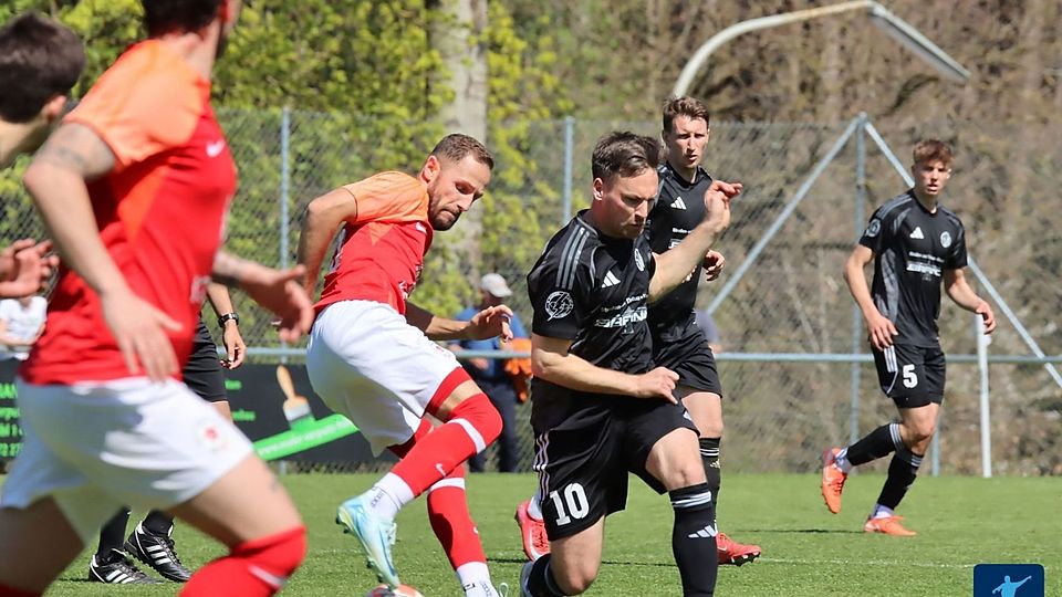 Michael Gerauer (dunkles Trikot im Zweikampf um den Ball) ist der Mister Universal beim SV Neufraunhofen