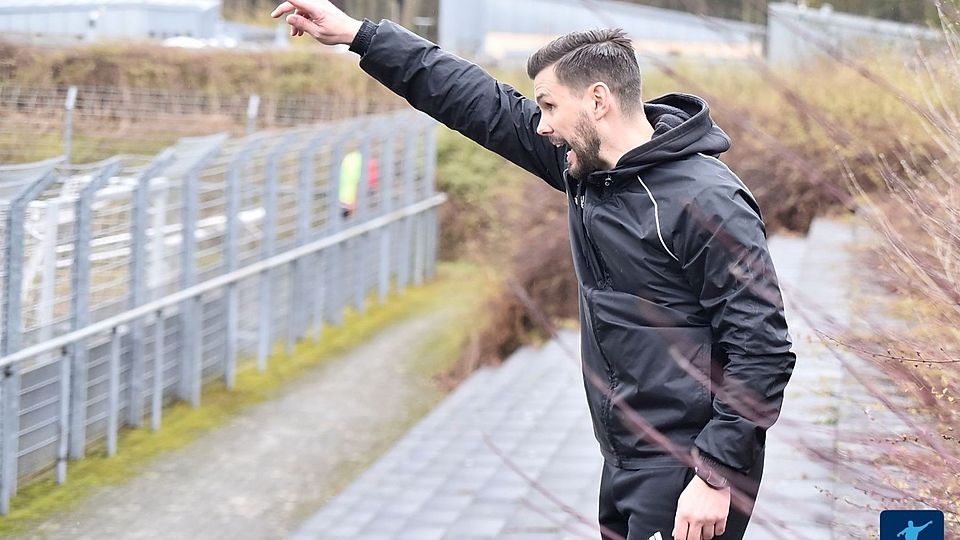 Ungewohnte Perspektive: Nach seiner Roten Karte musste Salmrohrs Trainer Lars Schäfer gegen Koblenz über eine Halbzeit lang von den Stehrängen aus coachen.