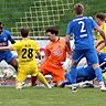 Die letzte Szene des Spiels: Mit Mann und Maus verteidigen die Bad Kreuznacher ihr Tor, dennoch fällt gleich das 2:3 durch Eric Häußler (nicht im Bild).