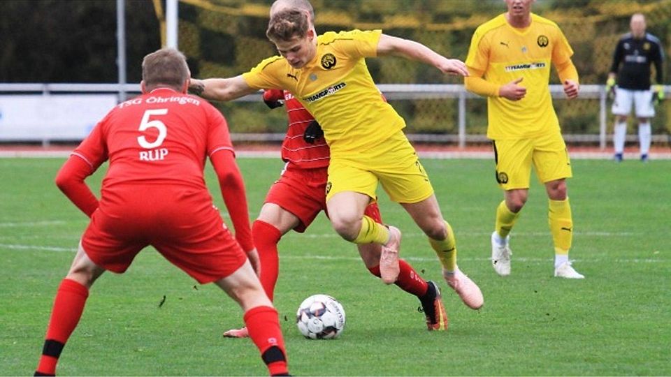 In der Landesliga gab es für den TSV Crailsheim (gelb) mit Tamás Herbály (am Ball) und Marc Wagemann (im Hintergrund) am Wochenende eine Nullnummer gegen die TSG Öhringen.  Bernd Wolf