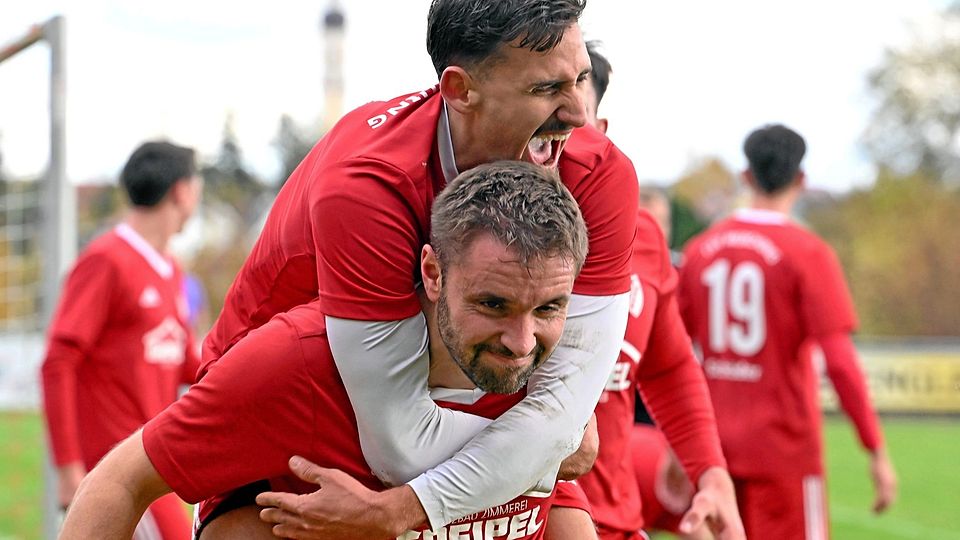 Merchings Johannes Röhrer (unten) entschied das Derby gegen Kissing mit einem Doppelpack (oben Gökay Güngör).