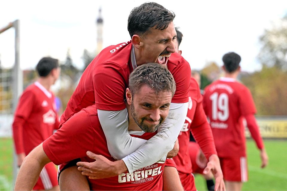 Merchings Johannes Röhrer (unten) entschied das Derby gegen Kissing mit einem Doppelpack (oben Gökay Güngör). Merchings Johannes Röhrer (unten) entschied das Derby gegen Kissing mit einem Doppelpack (oben Gökay Güngör).