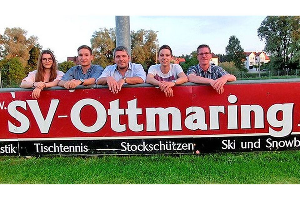 Sie leiten die Fußballabteilung des SV Ottmaring: (von links) Lara Stieglitz, Christoph Müller, Harald Hack, Johannes Gail und Alexander Goss.  Foto: SVO