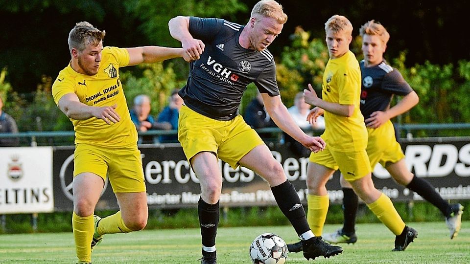 Justin van den Berg (mit Ball) und der FCR kicken auch in der kommenden Saison in der Kreisliga. Für Ueffeln (in Gelb) geht es in der Kreisklasse weiter.