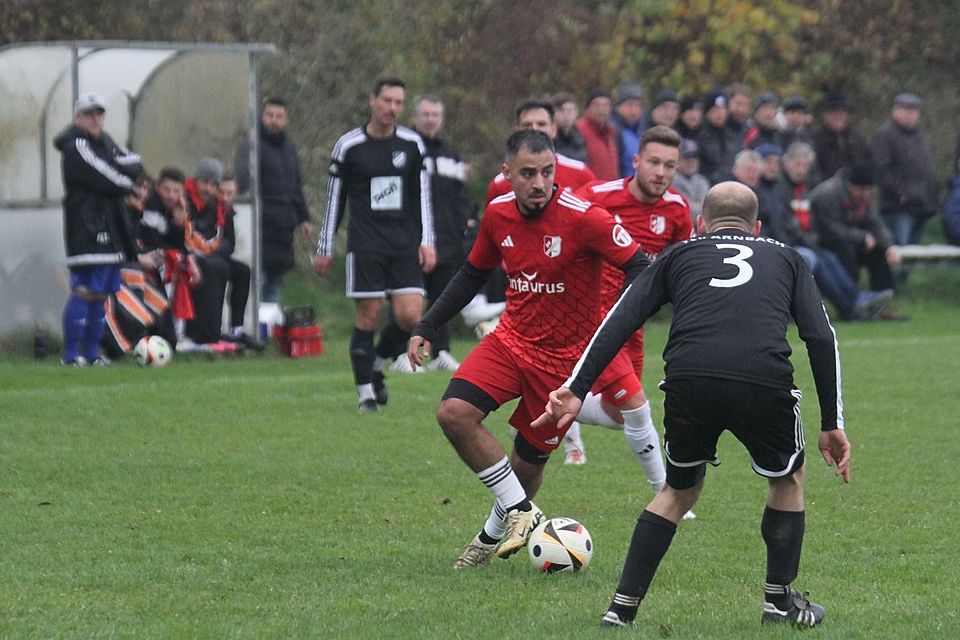 Absolut überragend: Mehmet Ayvaz (am Ball) traf beim 6:3 gegen den TSV Arnbach (schwarze Trikots) viermal!