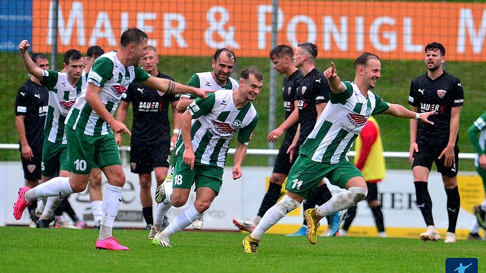 Der Derby-Matchwinner biegt ab zum Torjubel: Fabian Schnabel feiert seinen Super-Freistoß aus Minute 67!