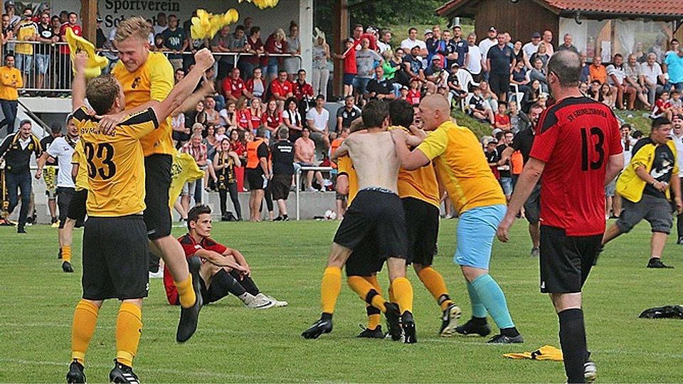 Nach dem Abpfiff gab es kein Halten mehr: Spieler, Betreuer und Fans des TSV Markt Wald feierten den 2:1-Sieg im Relegationsspiel gegen den SV Greimeltshofen. Nach zwei Jahren Abstinenz spielt Markt Wald damit wieder in der Kreisklasse.  Foto: Erich Wörishofer