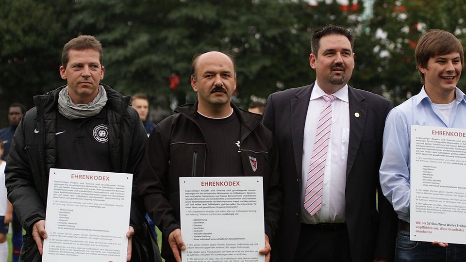 Vor dem Spiel: Übergabe der Metalltafeln mit dem Ehrenkodex an die Modellvereine | Foto: Hecht