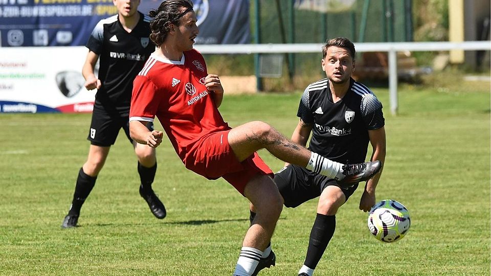 Der TSV Moorenweis (in Rot) feierte einen souveränen Sieg.