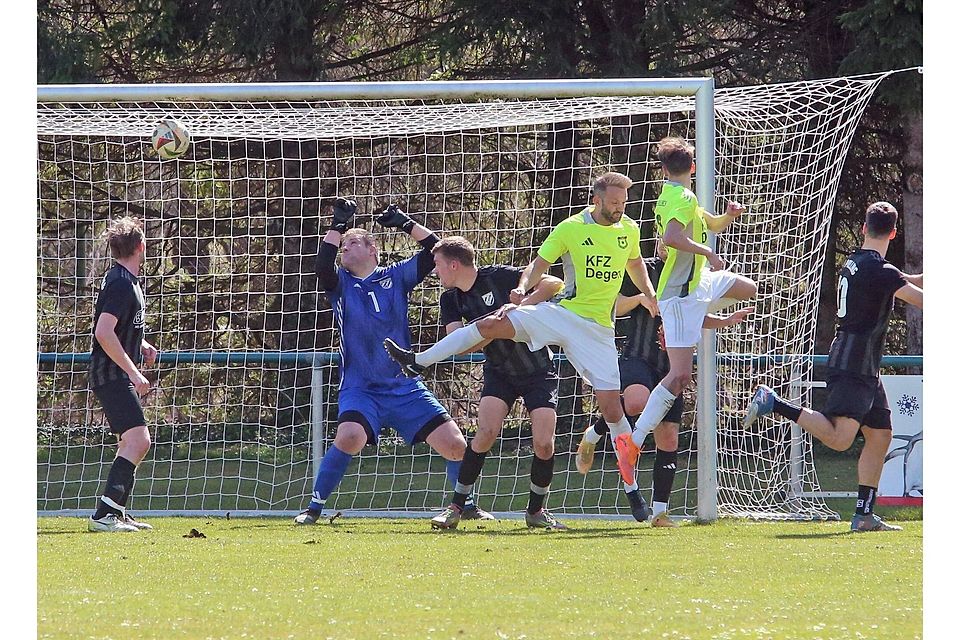 Fußball; Saison 2025/26; Bezirksliga; Der SV Polling (in Schwarz) samt Torhüter Mathias Schuster kassiert im Gastspiel beim TSV Geiselbullach am 5. April 2026 das entscheidende 0:2