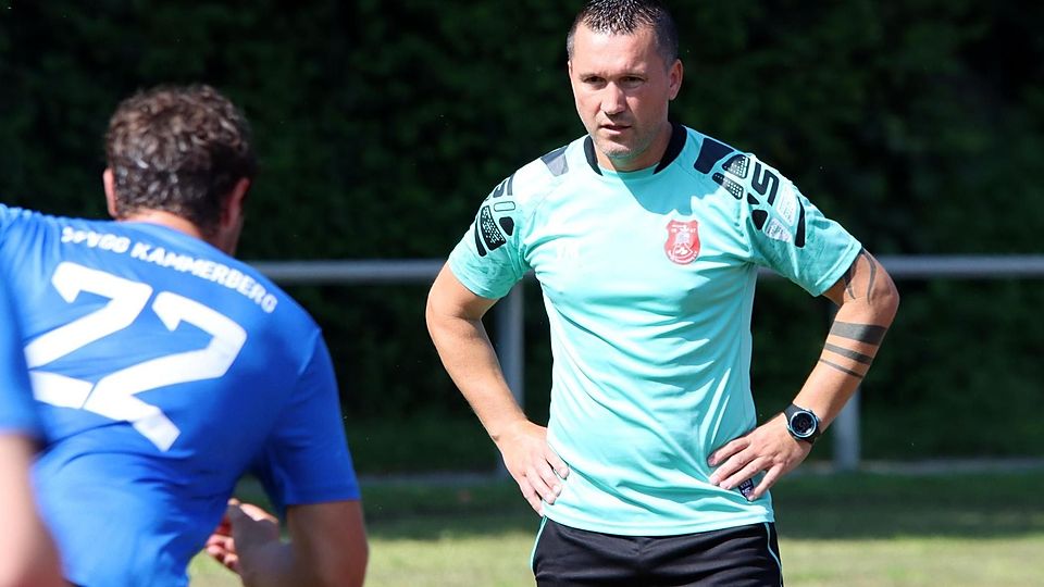 Konsequente Linie: SpVgg-Coach Victor Medeleanu fordert in jedem Training vollen Einsatz. Daher saß der beste Torjäger bei den Spielen oft nur auf der Bank.