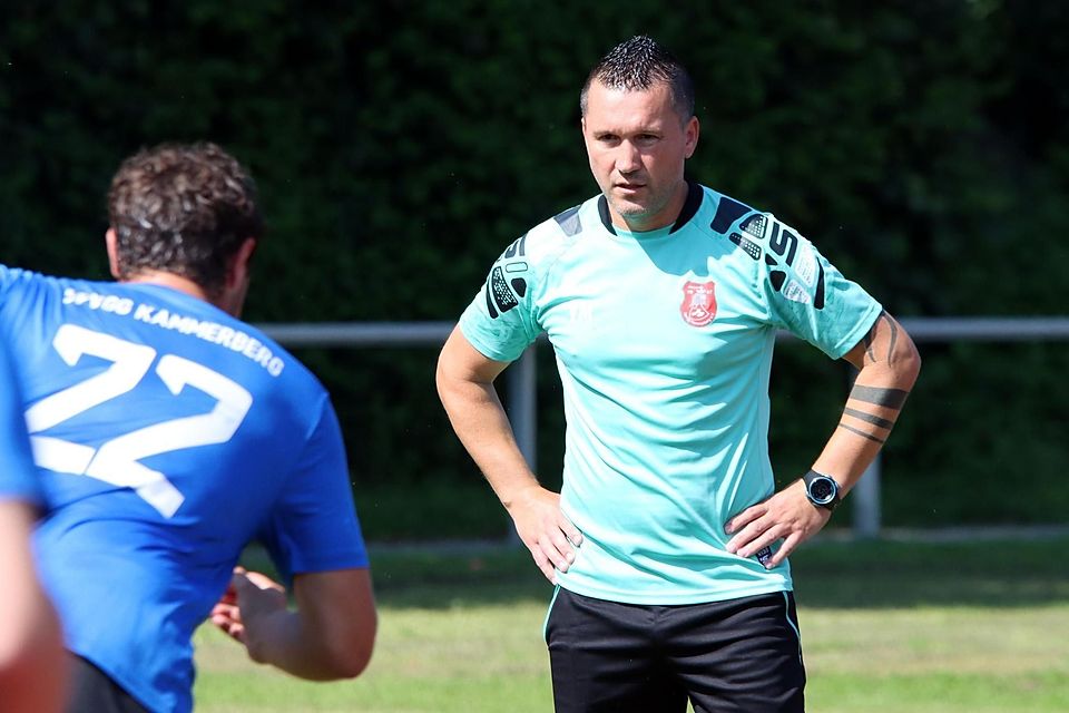 Konsequente Linie: SpVgg-Coach Victor Medeleanu fordert in jedem Training vollen Einsatz. Daher saß der beste Torjäger bei den Spielen oft nur auf der Bank.