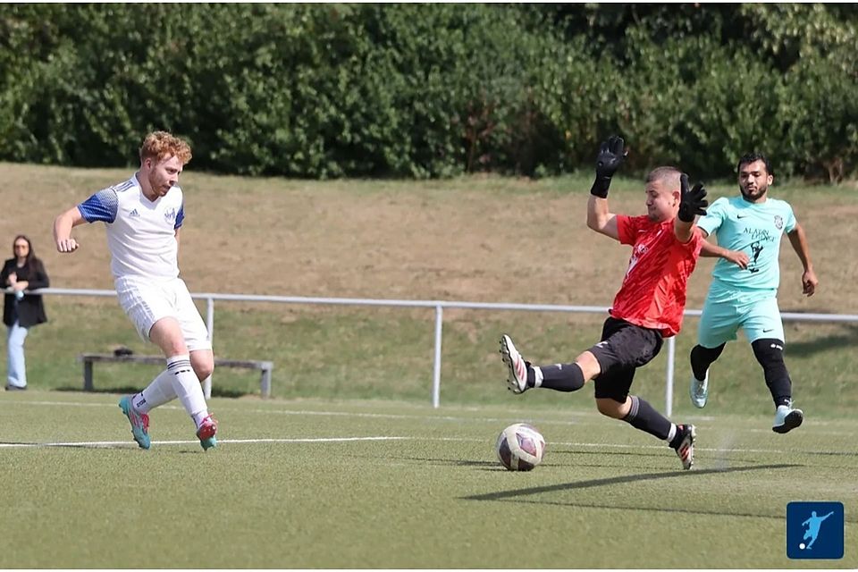 Robin Berk links im Bild verwandelt eine tolle Vorlage von Felix Kortholt ( nicht im Bild) zur 2:0 Führung für den SSV Weilerswist. Inter Keeper Adam Naklicki rechts im Bild ist ohne Chance