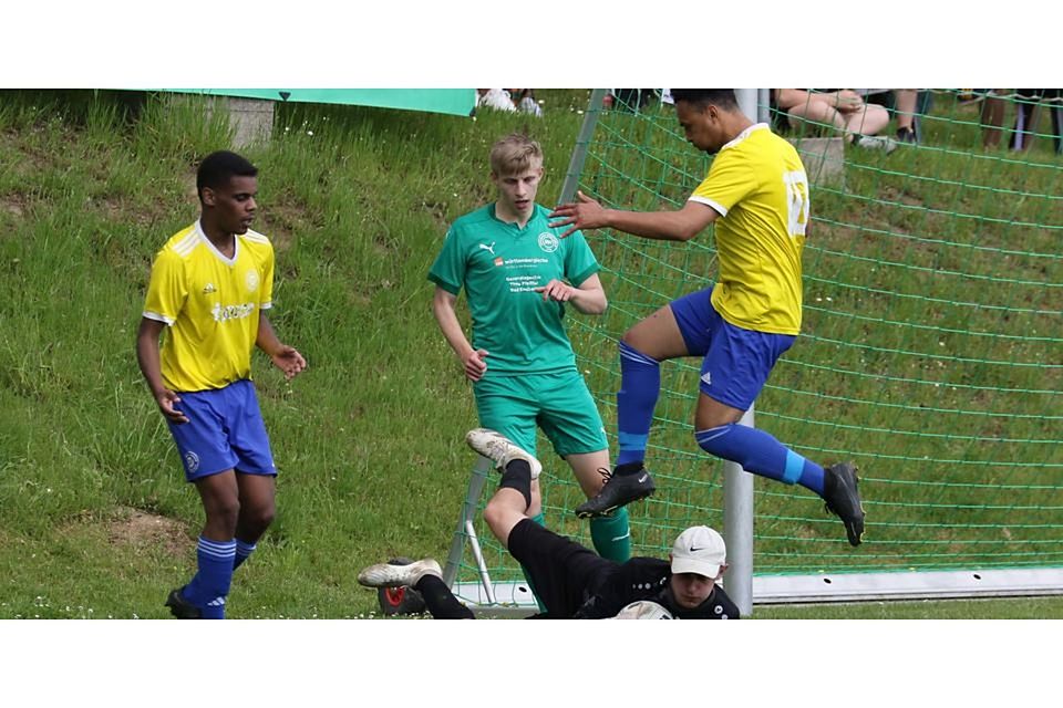 Endbach/Günterods Torwart Timon Hartmann packt beherzt zu, Youssef Es Saidi (rechts) und Johan Seipp (links) sowie die SG Dernbach/Wommelshausen setzen sich dennoch 2:0 durch. Endbach/Günterods Torwart Timon Hartmann packt beherzt zu, Youssef Es Saidi (rechts) und Johan Seipp (links) sowie die SG Dernbach/Wommelshausen setzen sich dennoch 2:0 durch. © Jens Schmidt