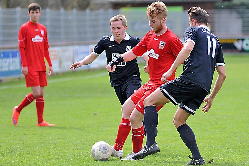 Matthias Schuster (in Rot, am Ball) tritt mit dem TSV Rain II zum Saisonfinale in Möttingen an. Dort soll dann die 50-Punkte-Marke fallen.  Foto: Szilvia Izsó