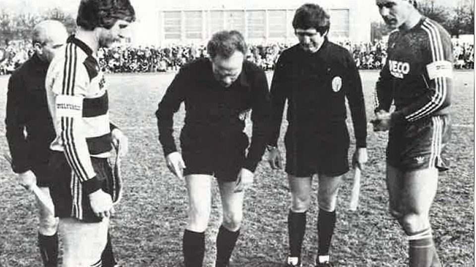 Erinnerungen an 1983: Der überraschend verstorbene ehemalige FCM-Kapitän Manfred Ullmann (links) bei der Seitenwahl zum Freundschaftsspiel an Silvester (!) gegen den FC Bayern München mit Bayern-Spielführer Karl-Heinz Rummenigge (links) und dem Schiedsrichtergespann mit Gottfried Kräften und Remi Jaut.