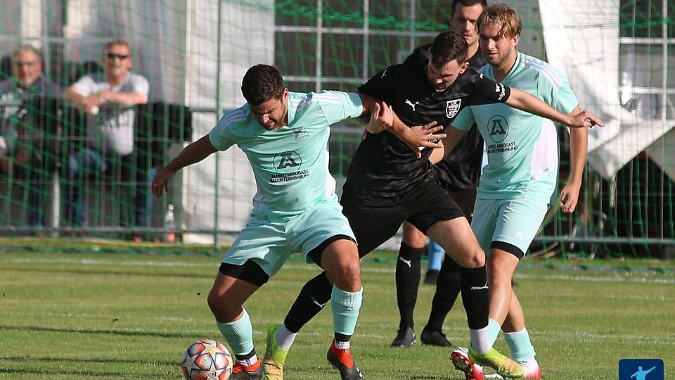 Kann Schlußlicht SV Köfering (helles Trikot) erst einmal noch den Kopf aus der Schlinge ziehen und in der Restrückrunde zumindest die Relegation noch erreichen?