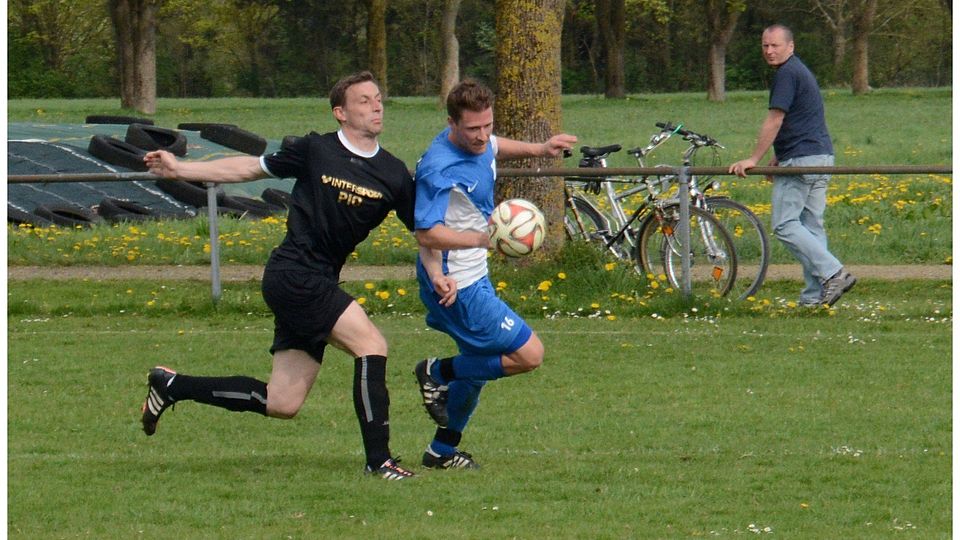 Der FC Kleinaitingen (schwarz) konnte auch vom TSV Königsbrunn nicht gestoppt werden und ist in der Rückrunde weiterhin ungeschlagen.