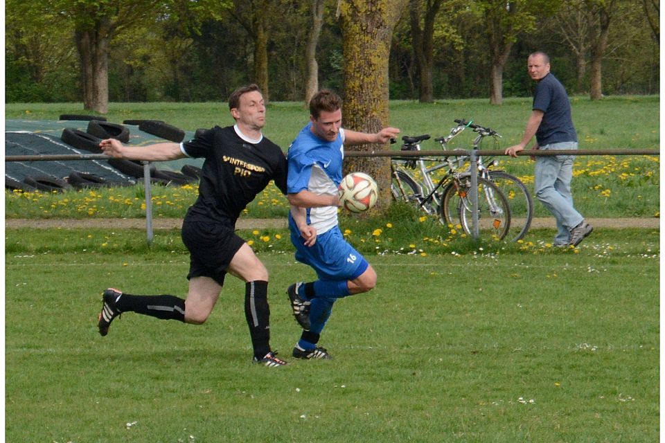 Der FC Kleinaitingen (schwarz) konnte auch vom TSV Königsbrunn nicht gestoppt werden und ist in der Rückrunde weiterhin ungeschlagen. Der FC Kleinaitingen (schwarz) konnte auch vom TSV Königsbrunn nicht gestoppt werden und ist in der Rückrunde weiterhin ungeschlagen.