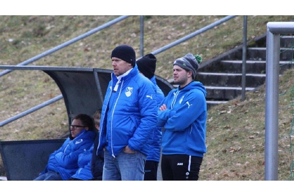 Rüdiger Frevel (vorne links), Trainer der SG Hickengrund, fordert gegen Kleusheim/Elben unmissverständlich einen Sieg. Foto: sta