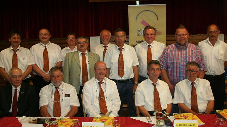 Der beim Bezirkstag in Grüningen gewählte Bezirks-Fußballausschuss mit  dem neuen Frauenbeauftragten Holger Rohde (Zweiter von rechts stehend), Staffelleiter Wolfgang Braun (Zweiter von rechts sitzend) und dem Bezirks-Schiedsrichter-Obmann Guido Seelig (Dritter von links stehend) aus Bonndorf.   | Foto: Dieter Maurer