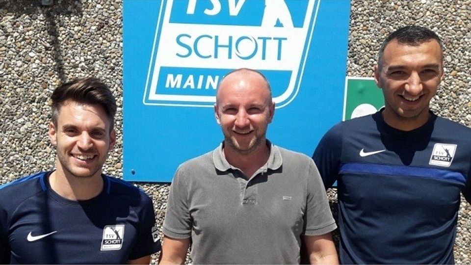 Christian Wölfelschneider (links) und Nenad Simic (rechts) sind - sehr zur Freude von Manager Till Pleuger - neue Jugendkoordinatoren beim TSV Schott Mainz. Foto: Schröder