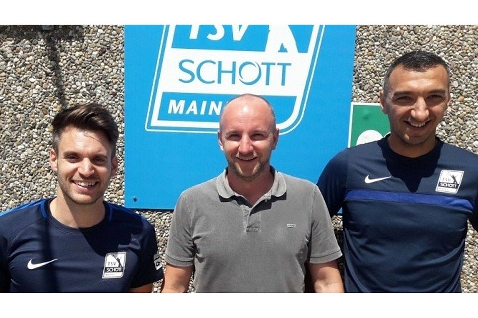 Christian Wölfelschneider (links) und Nenad Simic (rechts) sind - sehr zur Freude von Manager Till Pleuger - neue Jugendkoordinatoren beim TSV Schott Mainz. Foto: Schröder