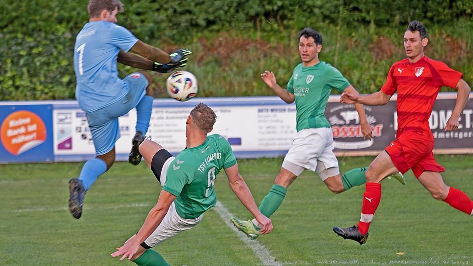 Endstation Torhütermut: Emmerings (grün) Stefan Kuklok und (hinten) Thomas Leykam verbuchten etliche Fehlversuche, ehe Kuklok doch noch einen kosmetischen Treffer im Gästenetz versenkte.