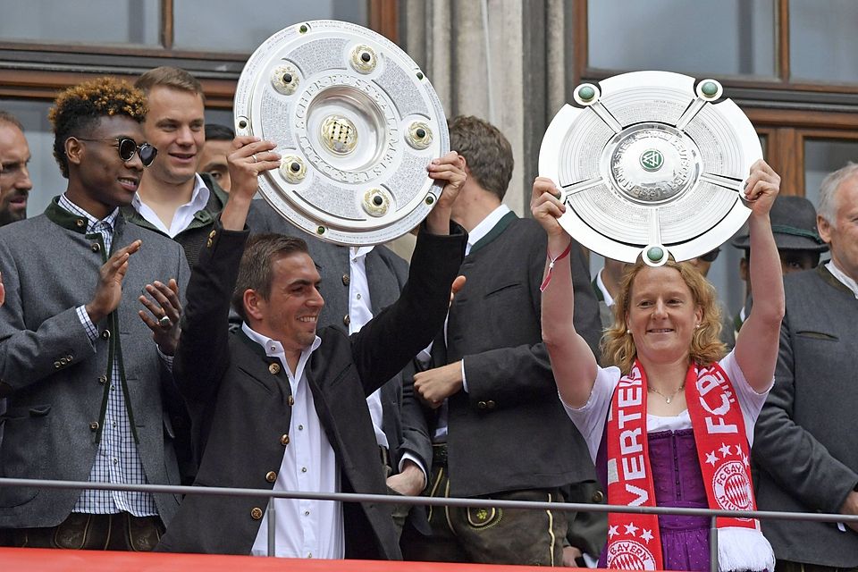 Melanie Behringer bejubelte 2016 als Kapitänin gemeinsam mit Philipp Lahm die Meisterschaft der Männer und Frauen beim FC Bayern.