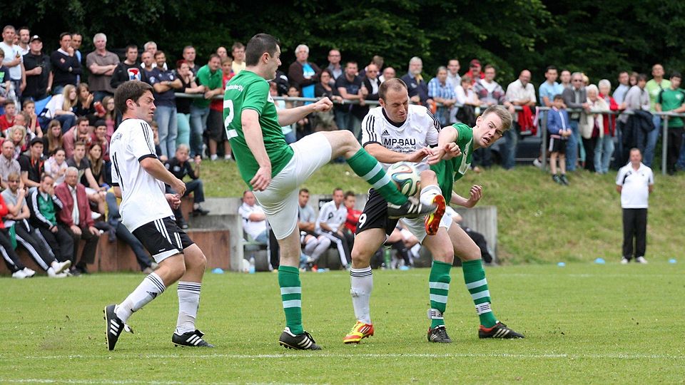 Steven Thiel traf in Rehborn zum 2:0 für die SG Weinsheim. Endstand: 2:1	Archiv-Foto: Mario Luge