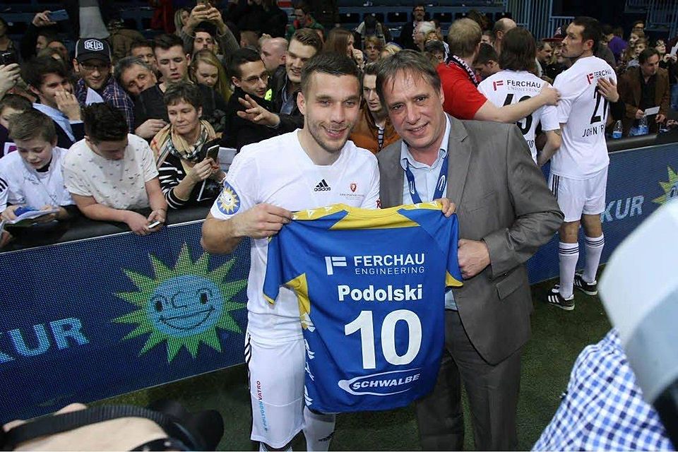 Vergangenes Jahr hatte VfL-Geschäftsführer Frank Flatten (r.) Lukas Podolski ein Trikot der Blau-Weißen überreicht., Foto: Hoene