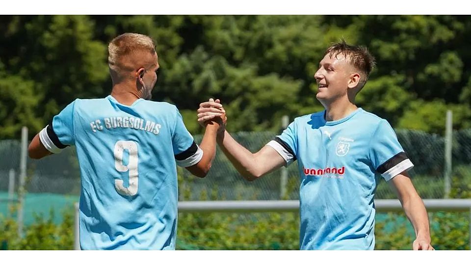 Lassen sich feiern nach dem Sieg gegen die SG Oberbiel II in der Fußball-B-Liga Wetzlar: Tim Sattler (l.) und Felix Becker vom FC Burgsolms III. © Isabel Althof