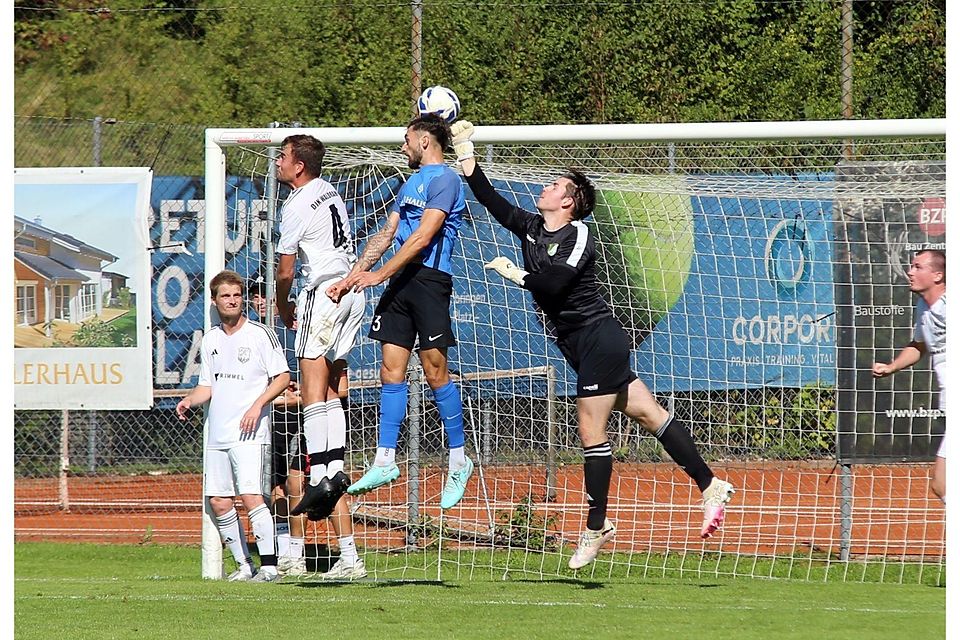 Waldram (weiß) verlor in der Kreisliga gegen Peiting.