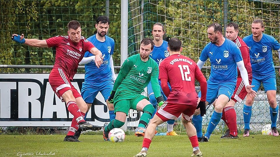 Die letzten Liga-Duelle mit Schwarzhofen entschied die SpVgg Pfreimd (rotes Trikot) stets für sich. Ein gutes Omen fürs Pokalfinale?