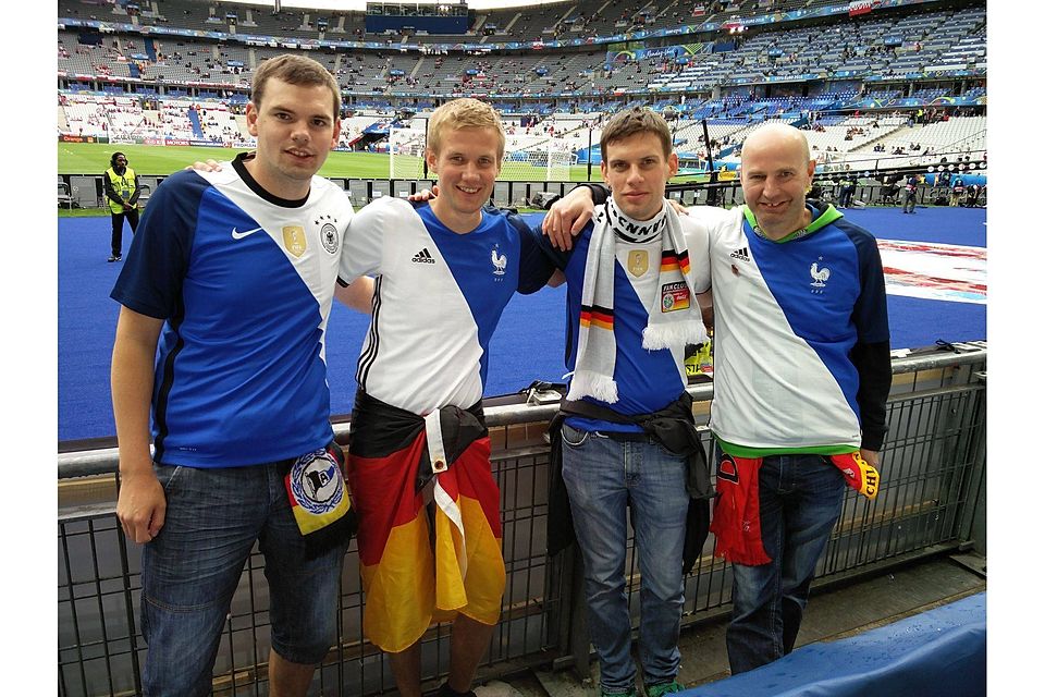 Vier Espelner in Paris: (v. l.) Sascha Rübbelke sowie Matthias, Hendrick und Günter Austermeier nehmen im Stade de France vor dem EM-Spiel zwischen Deutschland und Polen in ihren deutsch-französischen Trikots Aufstellung.