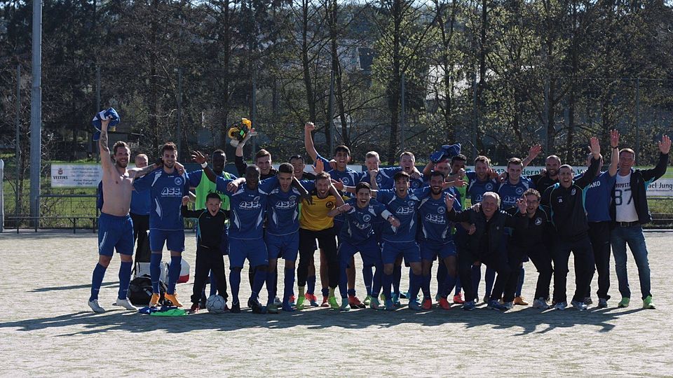 Wie nach dem 1:0-Erfolg in Niedernhausen wollen die Schwanheimer auch nach dem Saisonende über den Klassenerhalt jubeln. Archivfoto: Elarbi.