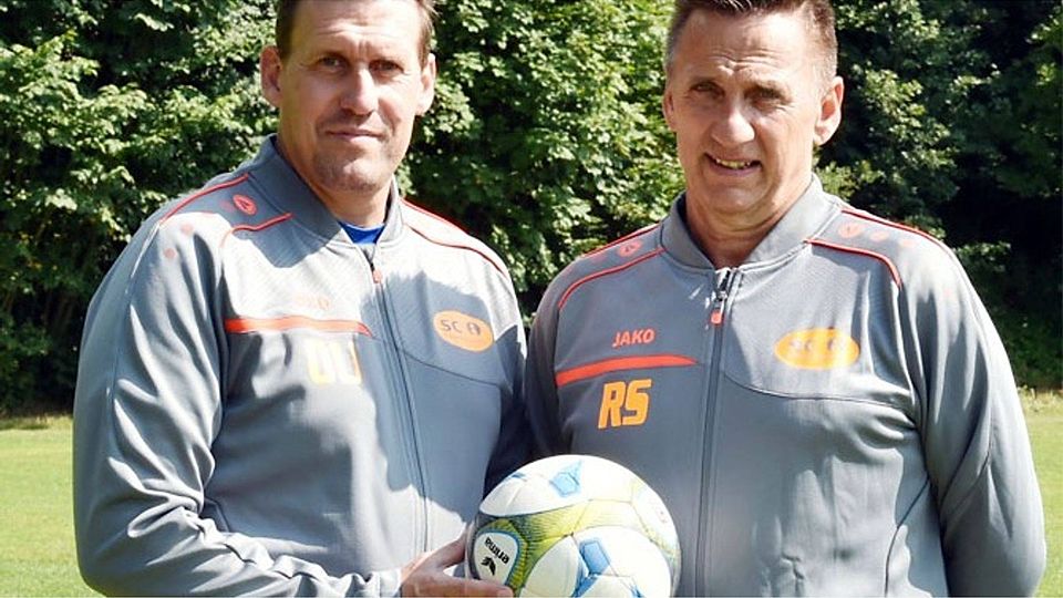 Predigen ihren Fußballern, dass das Team über allem steht: Trainer Oliver Unsöld (links) und Sportleiter Rudi Schiller vom SC Ichenhausen.   F.: Ernst Mayer