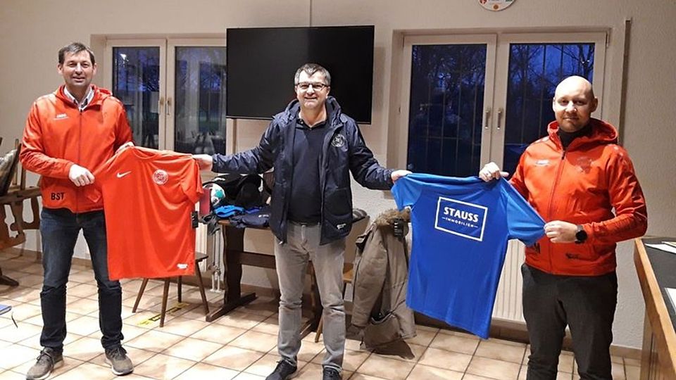 von links Vorstandsvorsitzender Bernd Strobel, Trainer Midhat Mandzo und stellv. Vorsitzender Philipp Grüninger freuen sich auf die Zusammenarbeit.