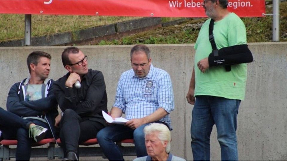 Stefan Dax, hier flankiert von Weißtals früheren Sportlichen Leiter René Neuser (links) und dem 2. Vorsitzenden Carsten Schmidt, ist neuer Sportlicher Leiter am "Henneberg". Foto: sta