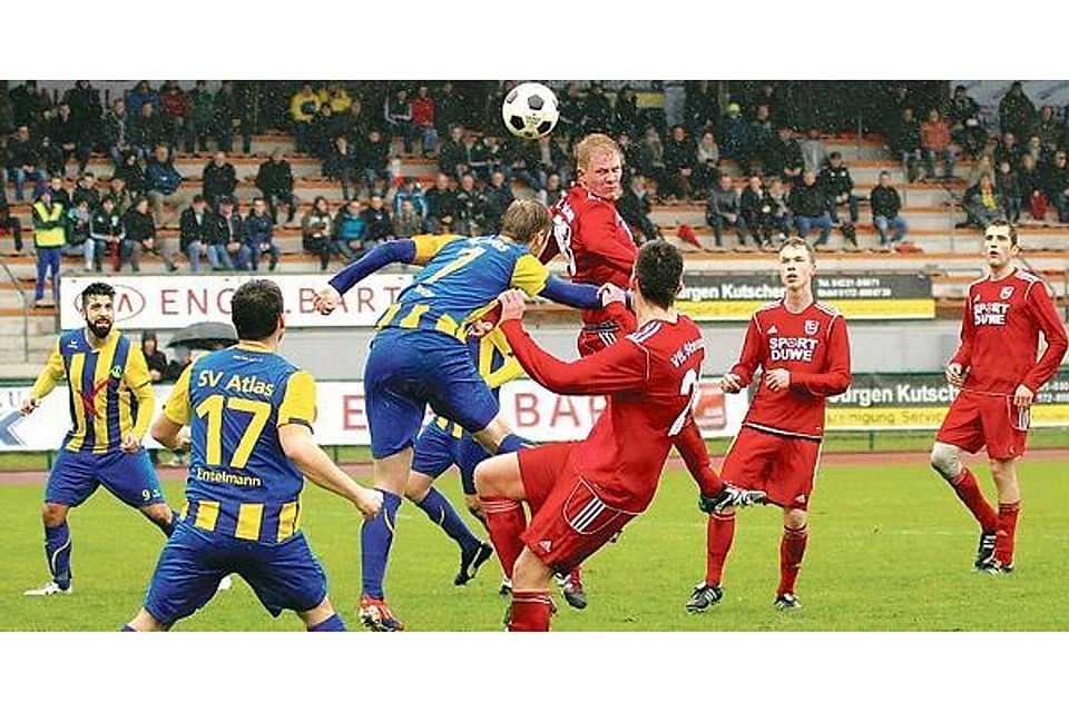 Nur in dieser Szene obenauf: Die Fußballer des VfL Stenum (rote Trikots) verloren das Derby beim SV Atlas. Günther Richter