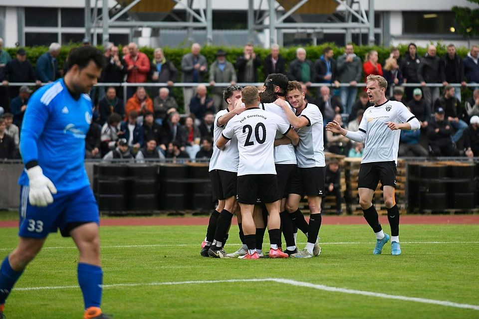Geretsrieder Jubel nach Srdan Ivkovic‘ 1:0, während beim Grünwalder Keeper Stefan Marinovic der Kopf schon nach unten geht. Geretsrieder Jubel nach Srdan Ivkovic‘ 1:0, während beim Grünwalder Keeper Stefan Marinovic der Kopf schon nach unten geht.