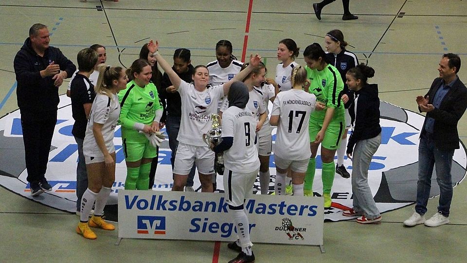 Die Frauen des FV Mönchengladbach bejubeln die Titelverteidigung.